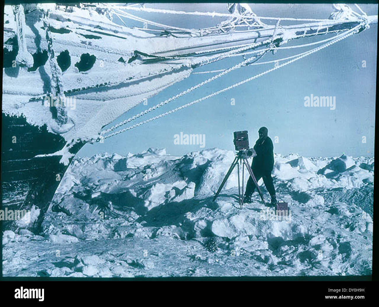 Frank Hurley Fotografieren unter den Bögen der "Endurance", 1915 Stockfoto