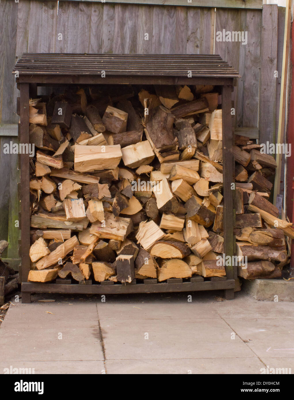 Protokollspeicher voll mit Split Holz gestapelt. Stockfoto