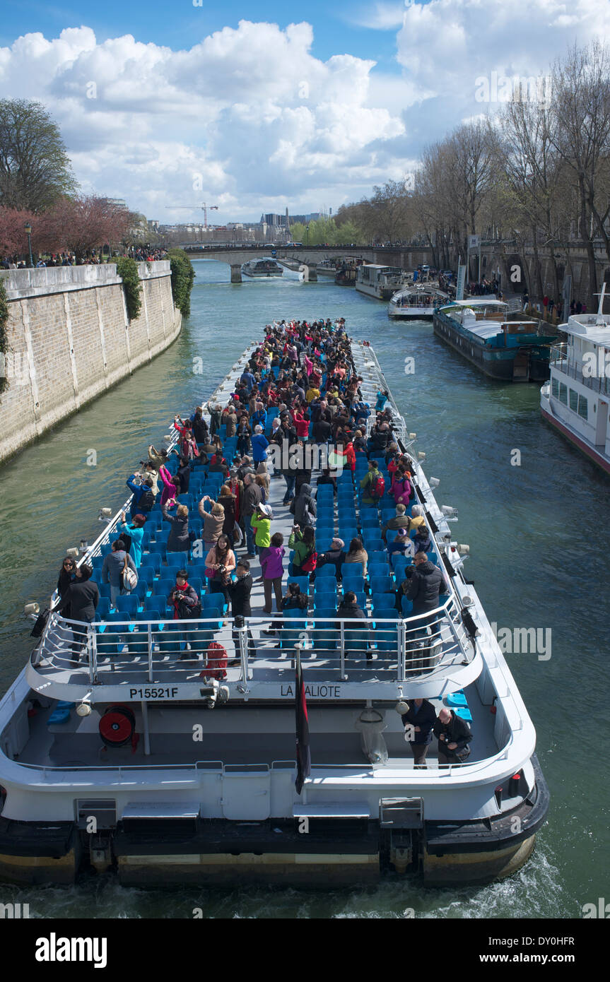 Bateaux-Mouches: Bootsfahrten entlang der Seine in Paris Stockfoto