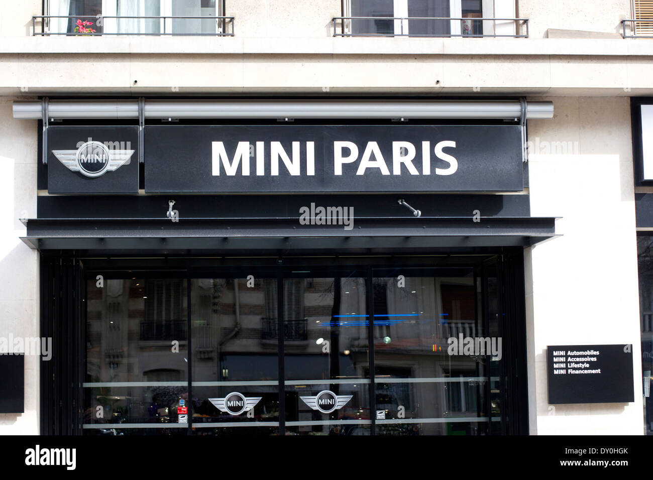 Mini Paris: Händler von Mini-Autos in Paris Stockfoto