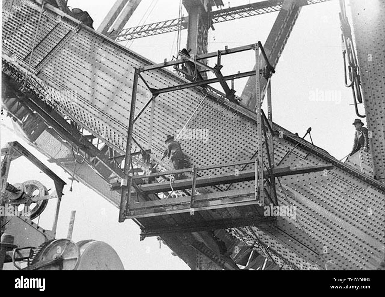 Rigger die Red-Hot Nieten Nieten auf der unteren außerhalb Süd Akkord, Sydney Harbour Bridge, 1930-1931 / Sam Hood Stockfoto