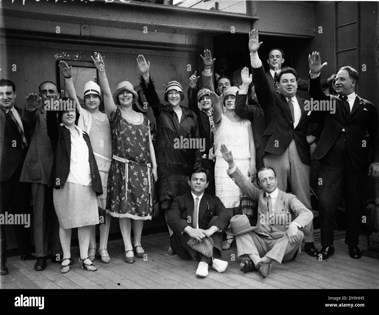 Ankunft der Fuller-Gonsalez Opera Company mit Handzeichen in faschistischen Gruß, Sydney, März 1928 / Sam Hood Stockfoto