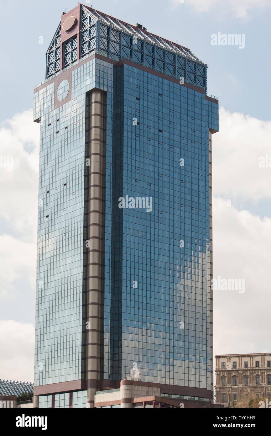 Großes Büro-Hochhaus mit Glaswänden Stockfoto