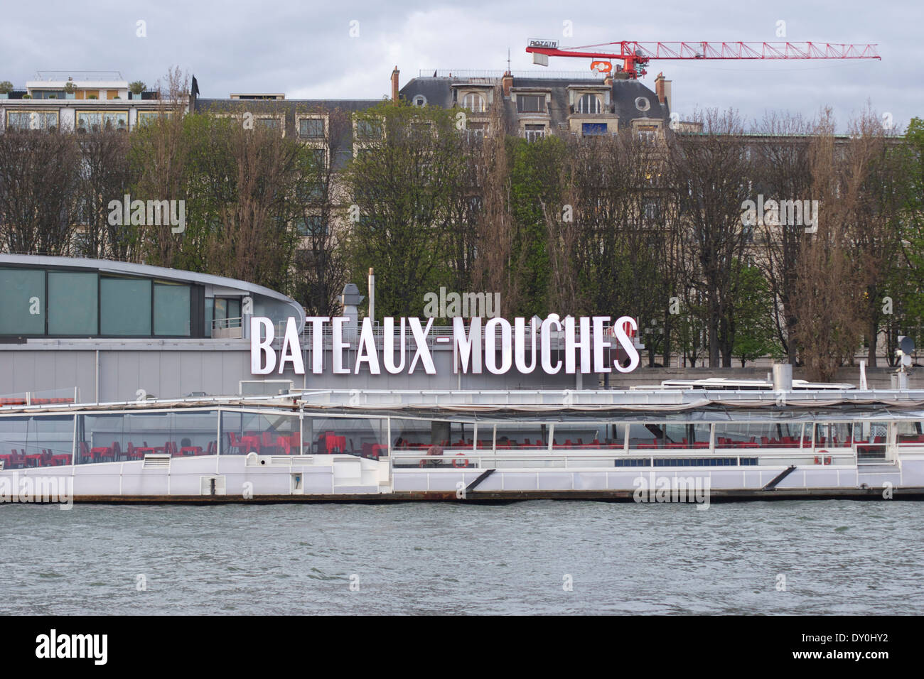 Bateaux-Mouches: Bootsfahrten entlang der Seine in Paris Stockfoto