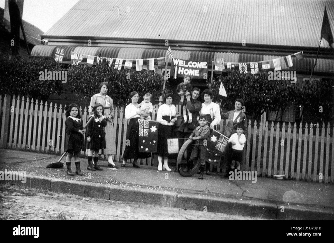Willkommen zu Hause für die Rückkehr des Ersten Weltkriegs Soldat Fred Tippett, 1919 ; die beiden Jungs an der Front, Norm und Jack Maloney, ging weiter zu kämpfen im Zweiten Weltkrieg und waren Kriegsgefangene in Changi. Sie überlebten - Lewisham, Sydney, NSW Stockfoto