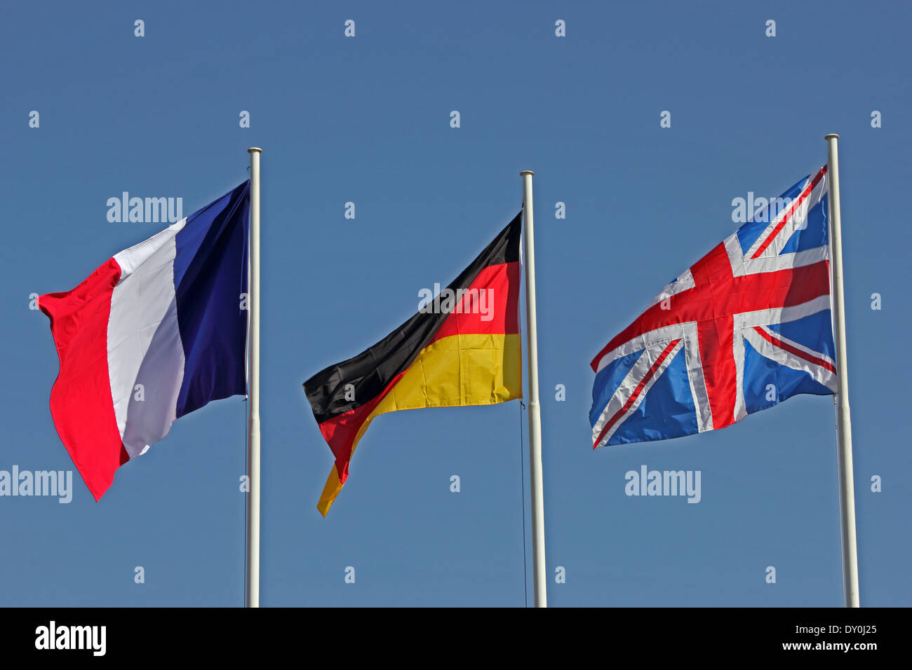 Französische, deutsche und britische Fahnen gegen blauen Himmel Stockfoto