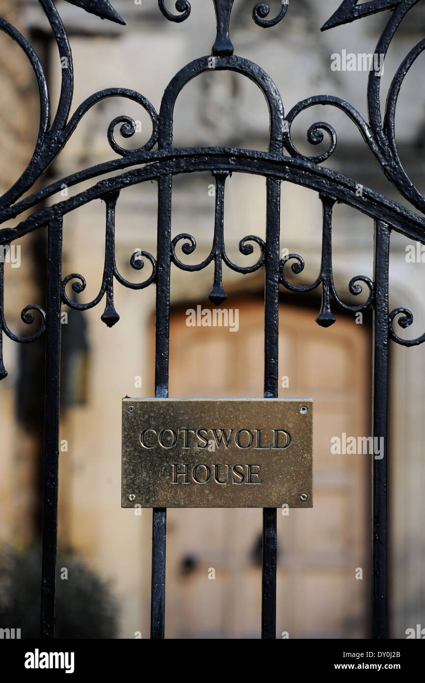 Ein schmiedeeisernes Tor mit einer Messing-Typenschild am Cheltenham Residenz Gloucestershire UK Stockfoto