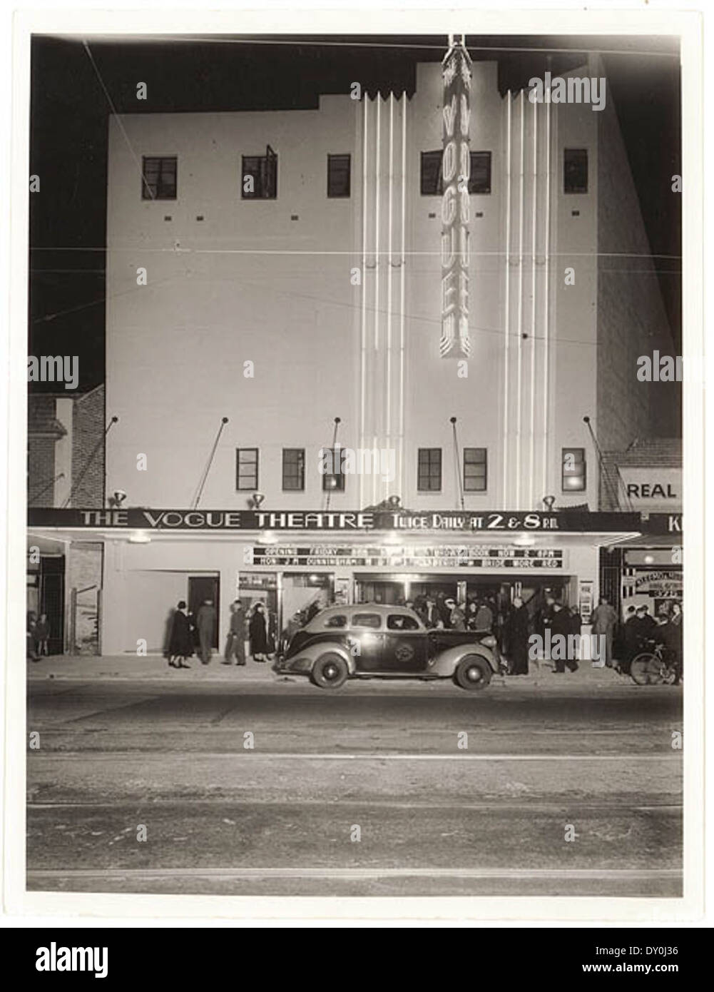 Ein Foto aus den 1930er Jahren von Sam Hood, das das Vogue Theatre in Double Bay, Sydney zeigt und die modische und kulturelle Bedeutung des Veranstaltungsorts während dieser Zeit unterstreicht. Stockfoto