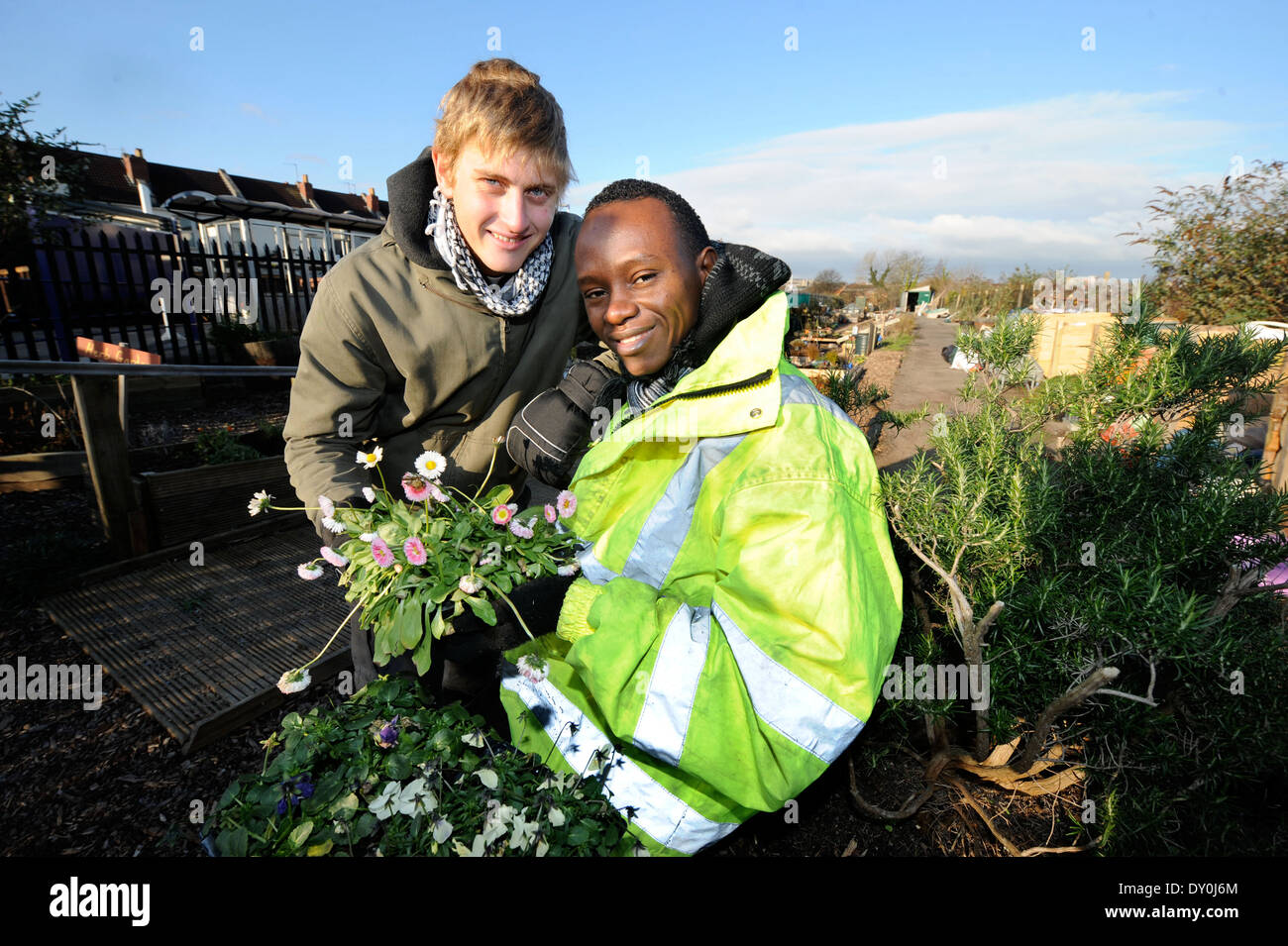 Freiwillige bei Eastside Wurzeln - ein Gemeinschaft Gartencenter Stapleton Straße Bahnhof, Bristol UK Stockfoto