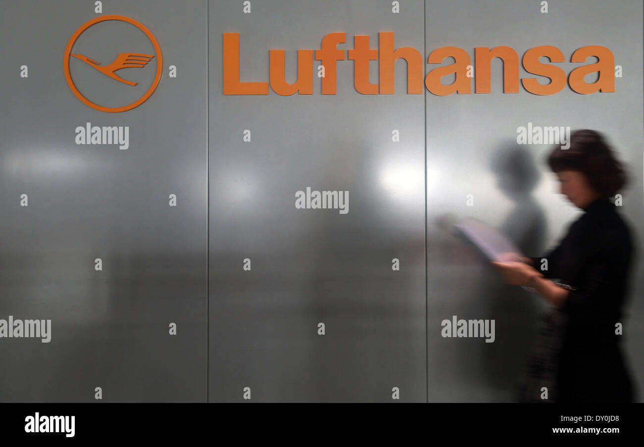 Frankfurt am Main, Deutschland. 2. April 2014. Ein Passagier geht vorbei an Lufthansa Logo auf dem Flughafen Frankfurt, Frankfurt am Main, 2. April 2014. Lufthansa-Piloten begannen ihren dreitägigen Streik am Mittwoch zum Auftakt des größten Streiks der Lufthansa Unternehmensgeschichte und weitgehend lähmt Flugverkehr auf Europas größte Fluggesellschaft. © Luo Huanhuan/Xinhua/Alamy Live-Nachrichten Stockfoto