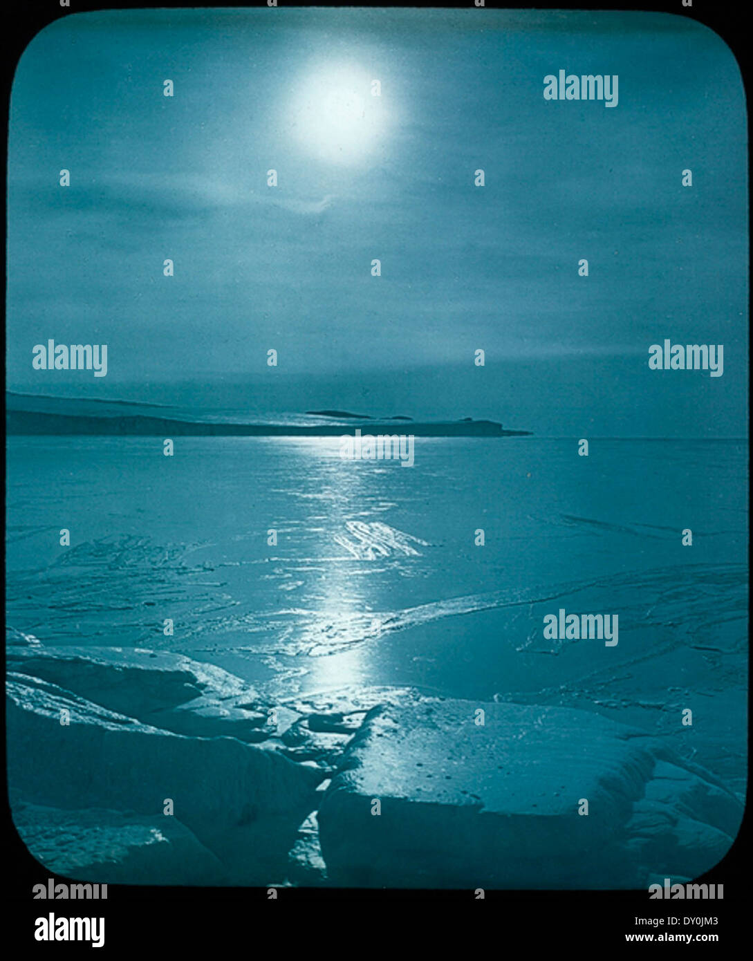 Dieses Foto fängt das Mondlicht während Ernest Shackletons Rowett-Expedition in die Antarktis 1921-1922 ein. Das Bild zeigt die krasse, eisige Landschaft des Kontinents und bietet einen Einblick in die extremen Bedingungen, denen Shackleton und sein Team während ihrer Erkundung ausgesetzt sind. Stockfoto