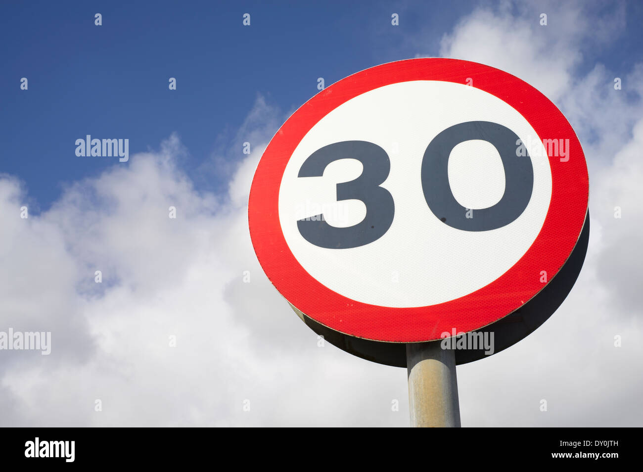 30 Meilen pro Stunde km/h Geschwindigkeit Straßenschild hautnah Stockfoto