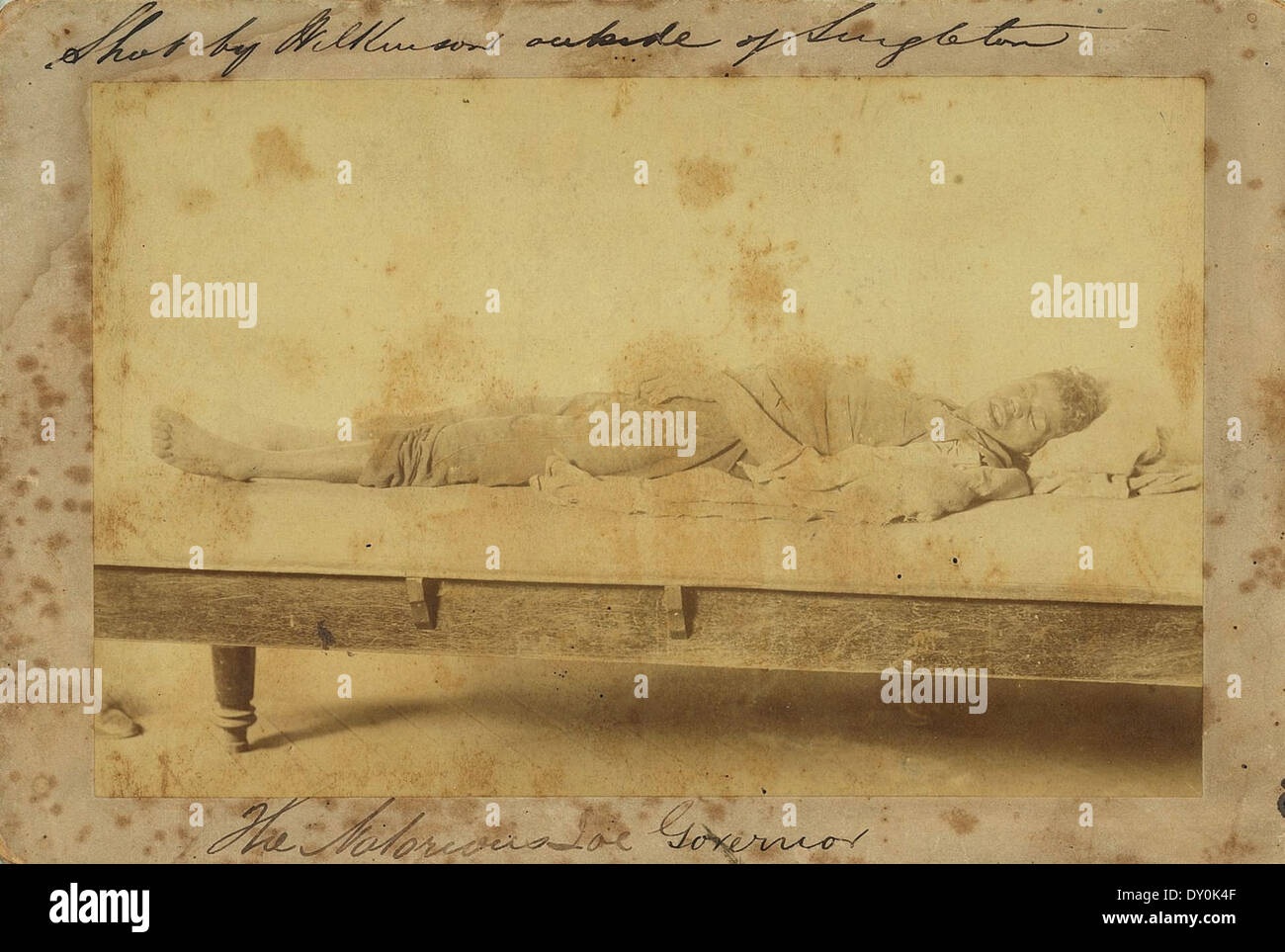 Diese postmortale Fotografie aus dem Jahr 1900 zeigt die Leiche des Bushranger Joe Governor in Singleton, NSW, aufgenommen von Albert F. Saunders, die einen grimmigen Moment aus der australischen Kriminalgeschichte festnimmt. Stockfoto