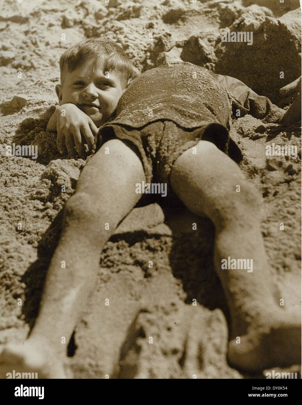 Billy und Graham Green aus dem Salvation Army Camp üben ein wenig Täuschung, Collaroy Beach, ca. 1940 / Fotograf unbekannt Stockfoto