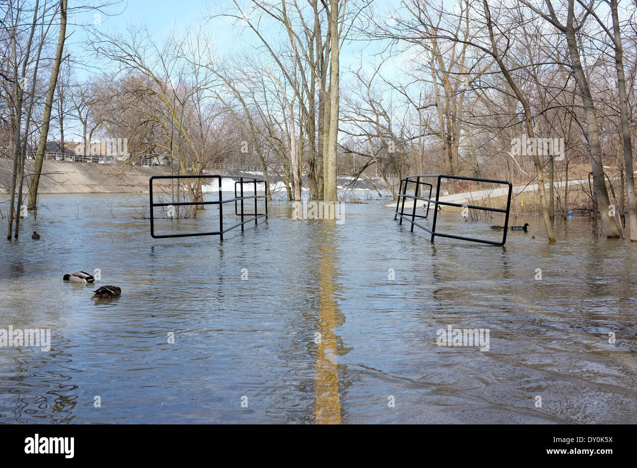 Die Themse in London - Ontario platzt seine Ufer nach starken Regenfällen und Überschwemmungen einen Radweg. Stockfoto