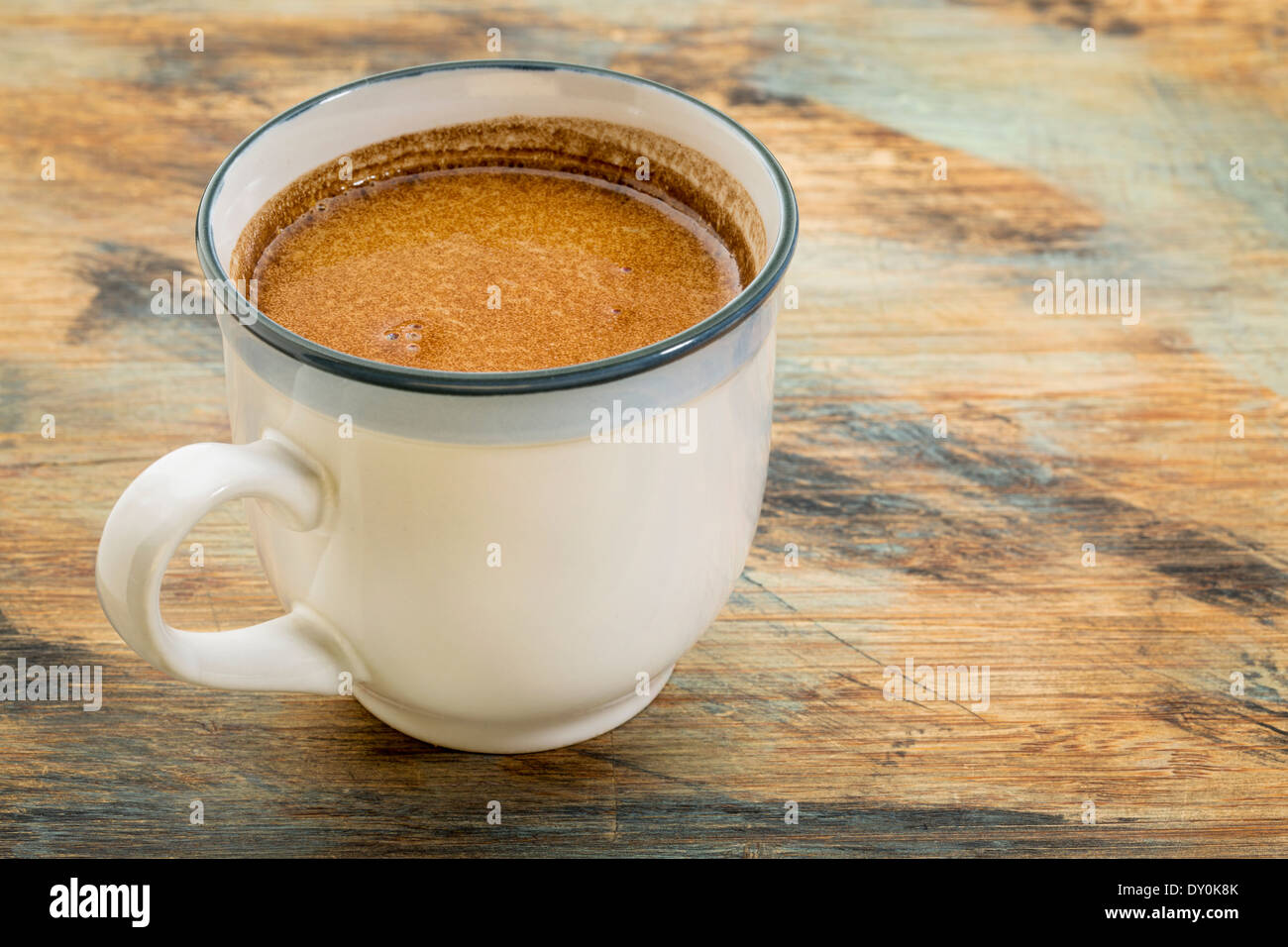 eine Tasse frische fetthaltige Kaffee mit Butter und Kokosnussöl - ketogene Diät-Konzept Stockfoto