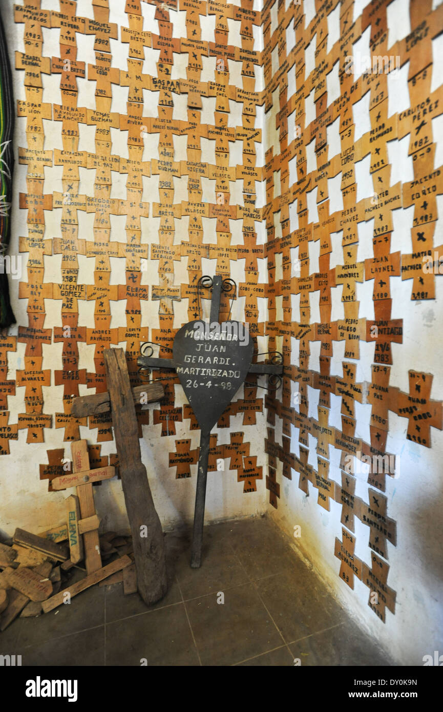 Kruzifix von den Indianern getötet durch die Armee in der Kirche Nebaj über Guatemala Stockfoto