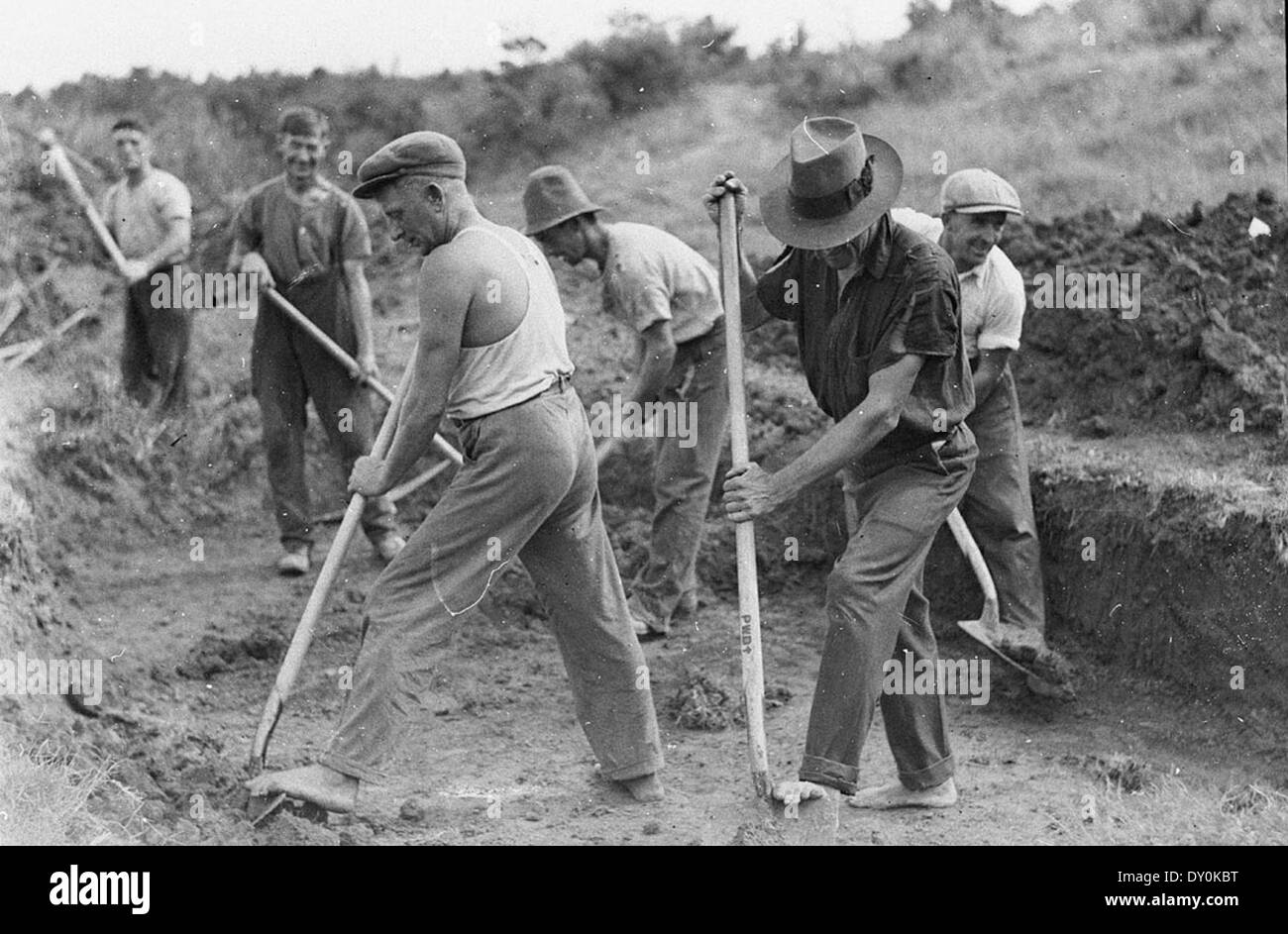 Diese Fotografie von Sam Hood, die während der Großen Depression der 1930er Jahre aufgenommen wurde, zeigt Gruppen von Männern, die sich mit Hilfsarbeiten beschäftigen. Das Bild zeigt die düstere Wirtschaftslage der damaligen Zeit und die Bemühungen der Regierung, Hilfe zu leisten. Stockfoto