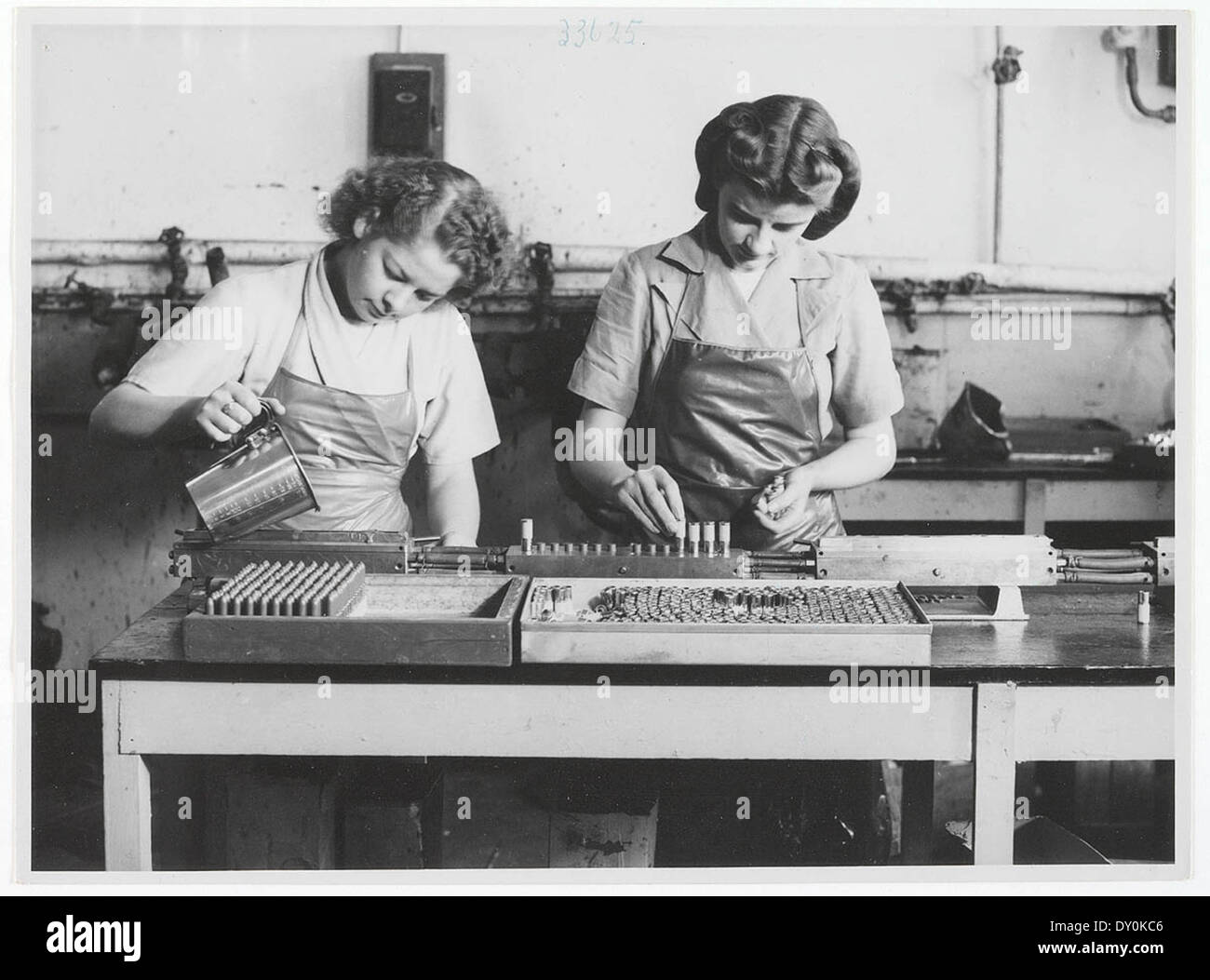 Lippenstift-Produktion bei Colgate-Palmolive, c. 1940er-Jahren von unbekannten Fotografen Stockfoto