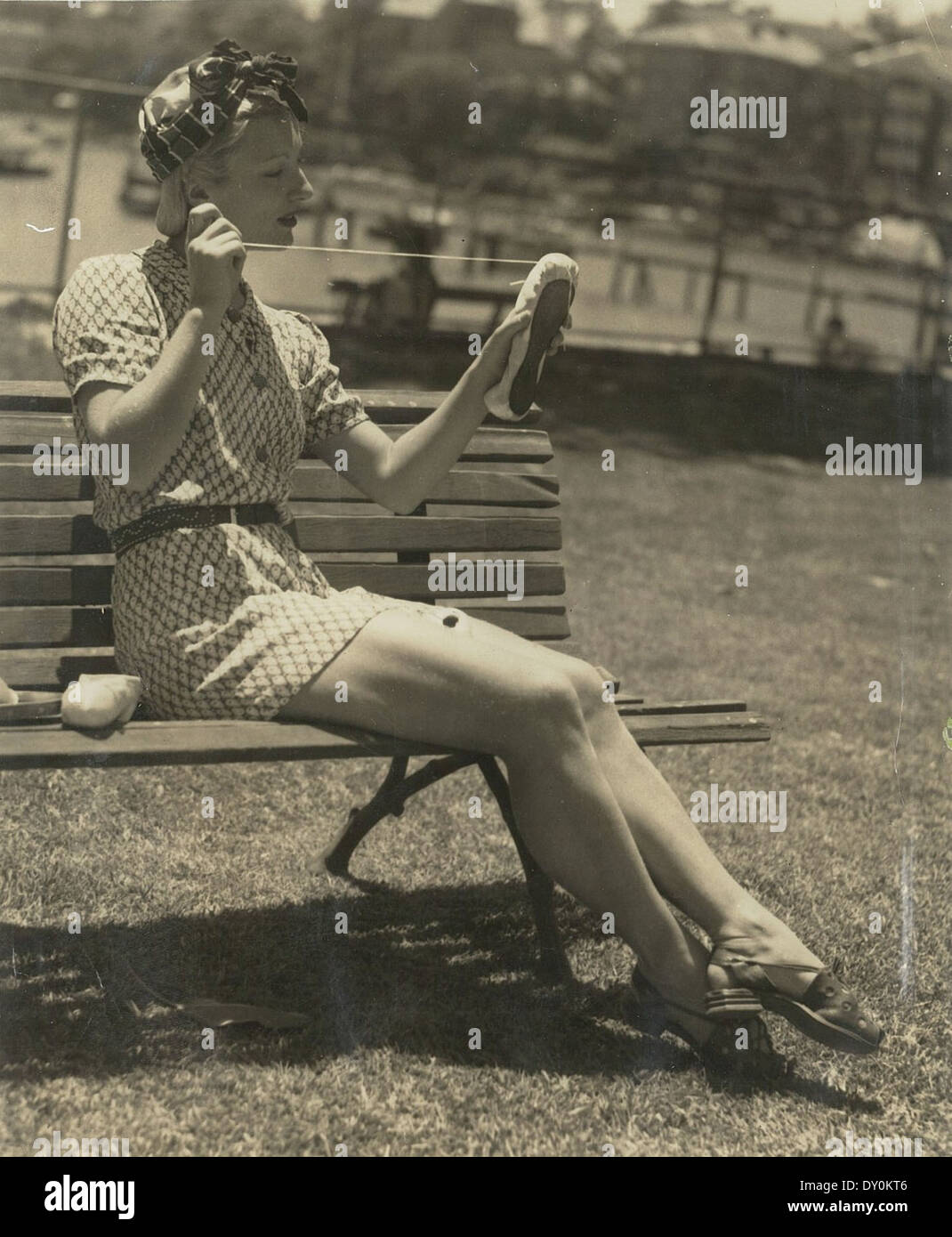 Tatiana Riabouchinska Stopfen das Ballett Schuhe, Sydney, zwischen 1938-1940 / Fotograf unbekannt Stockfoto