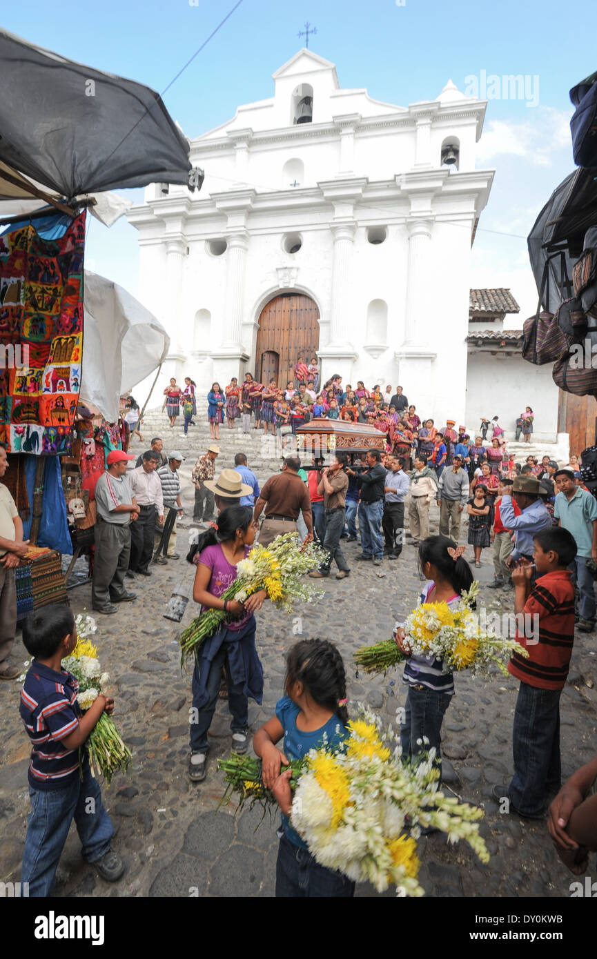 Indische Beerdigung in der Kirche Santo Tomás in Chichicastenango auf Guatemala Stockfoto