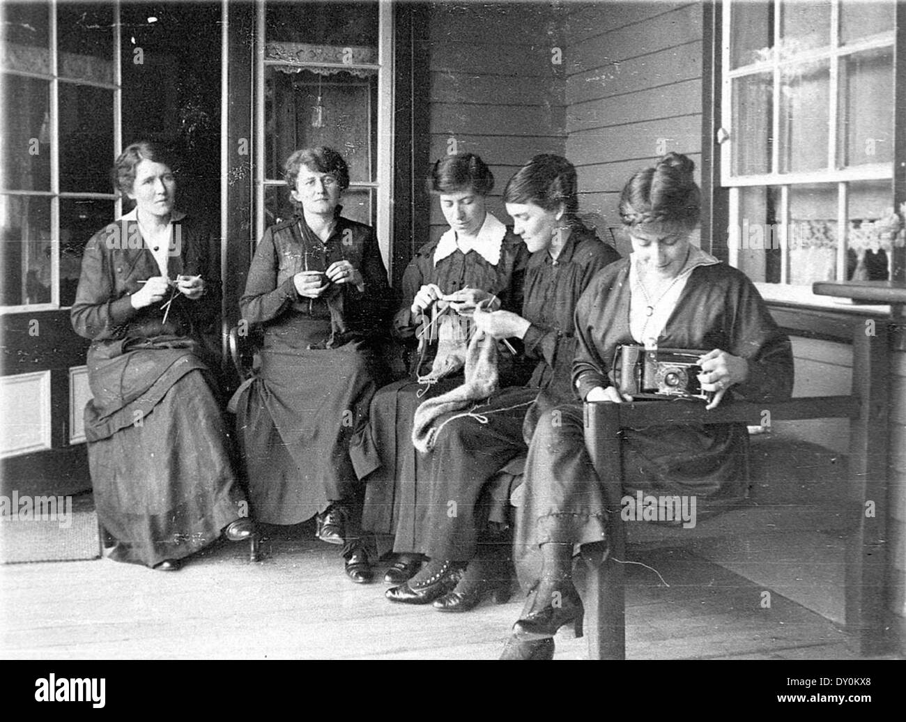 Dieses Foto aus dem Jahr 1916 zeigt patriotische Mädchen in Cudgewa, Victoria, während des Ersten Weltkriegs, die ihre täglichen Aktivitäten und den Geist der Unterstützung während des Krieges festhalten. Stockfoto