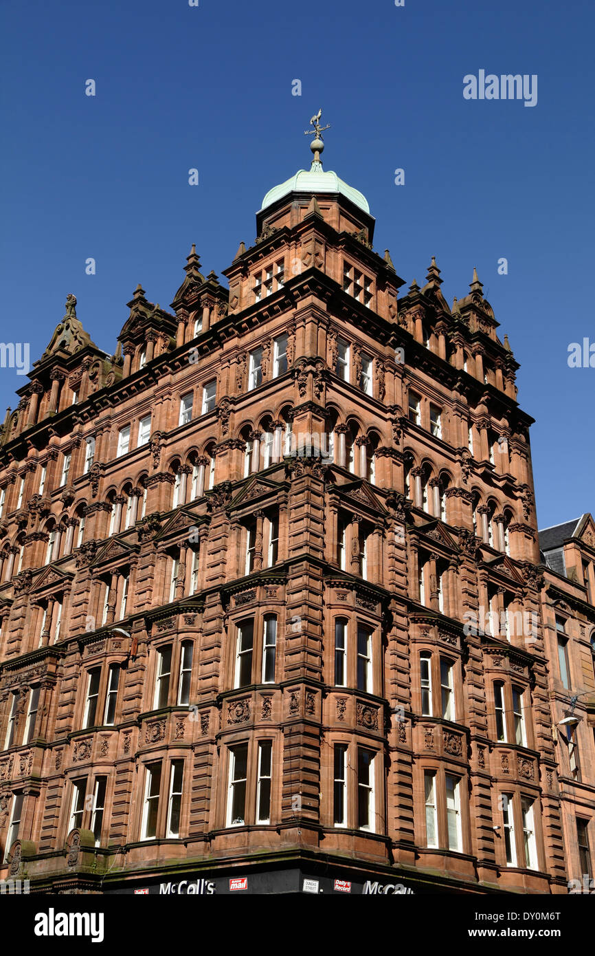 Roter Sandstein a Gebäude an der Kreuzung West George Street und Dundas Street in Glasgow City Centre, Schottland, UK Stockfoto