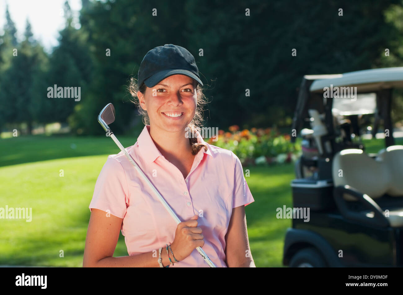 Ein begeistertes weibliche Mitglied des Gast-Services-Teams auf dem Whistler Golf Course; Whistler, Britisch-Kolumbien, Kanada Stockfoto