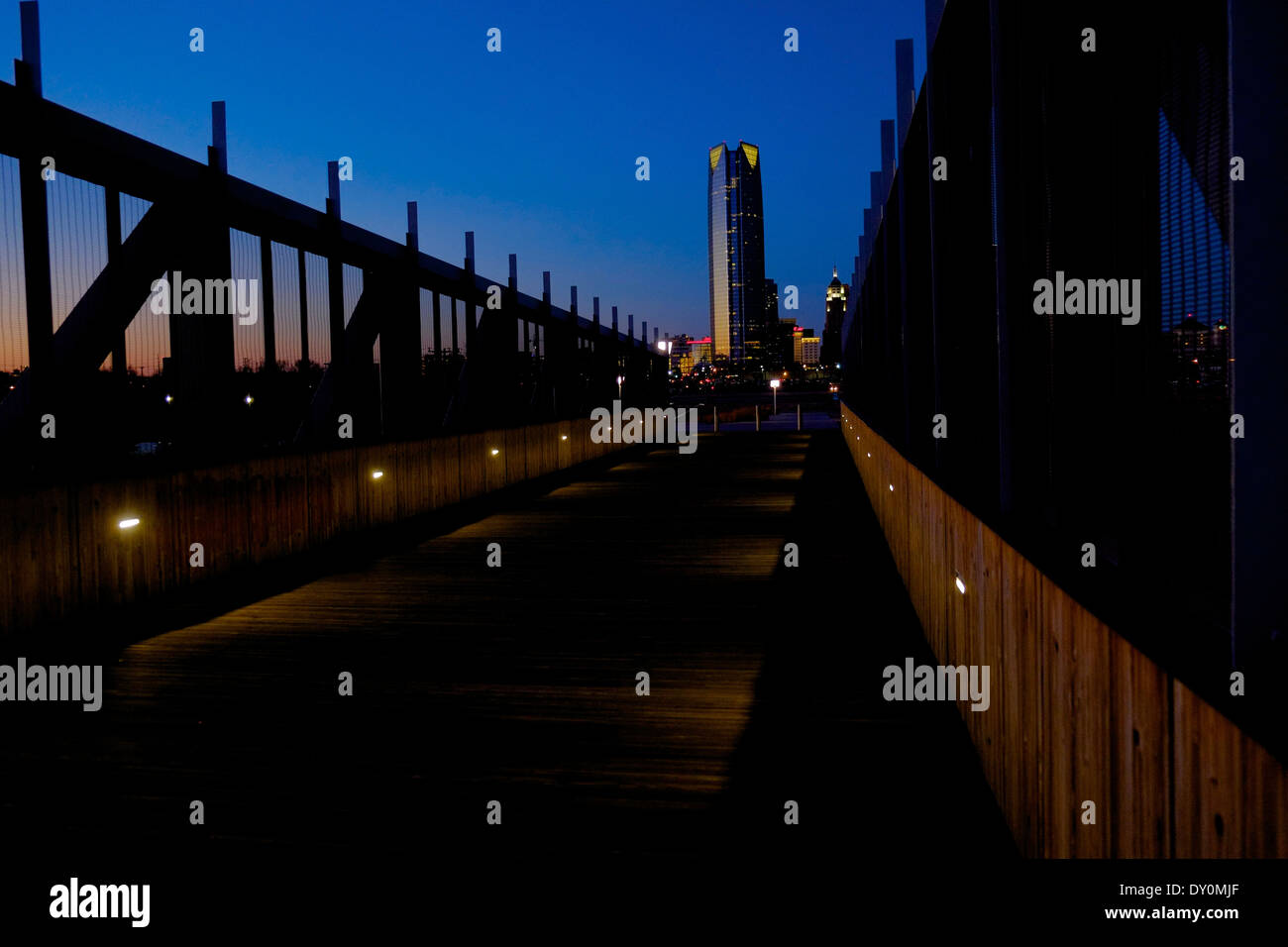 SkyDance Fußgängerbrücke in Oklahoma City, Oklahoma. Stockfoto