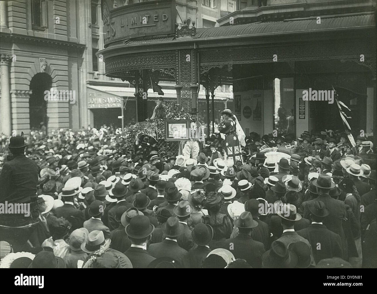 Ein historisches Foto, das ein Kriegstreffen vor David Jones in der George Street in Sydney während des Ersten Weltkriegs (1914–1918) zeigt. Die Menge mit sichtbaren australischen Flaggen versammelte sich, um die Kriegsanstrengungen zu unterstützen. Stockfoto