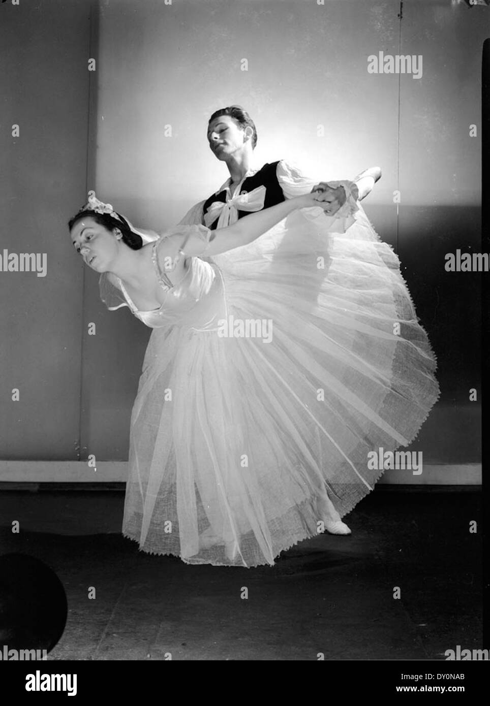 Rachel Cameron und Henry Legerton im Kirsova Ballet Les Sylphides, Max Dupain Studio, Sydney, zwischen 1941-1944 / Fotograf Max Dupain Stockfoto