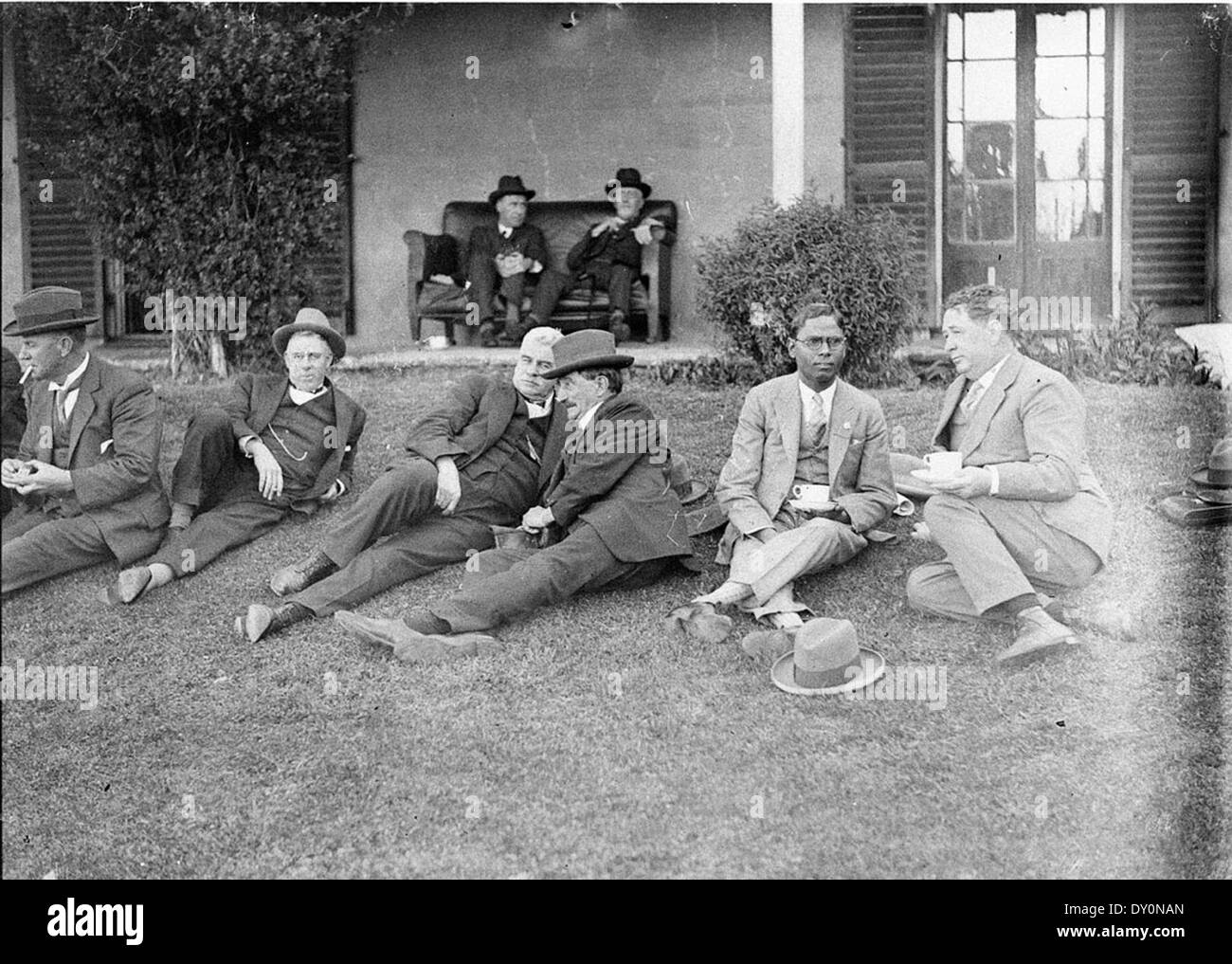 Politiker, räkelt sich auf dem Rasen an Canberra [d.h. Lanyon House], 1927, von Sam Hood Stockfoto