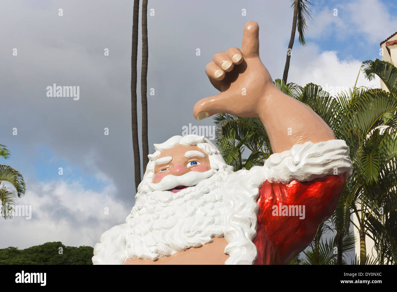 Statue von Santa Claus die Shaka Zeichen zu geben; Honolulu, Oahu, Hawaii, Vereinigte Staaten von Amerika Stockfoto