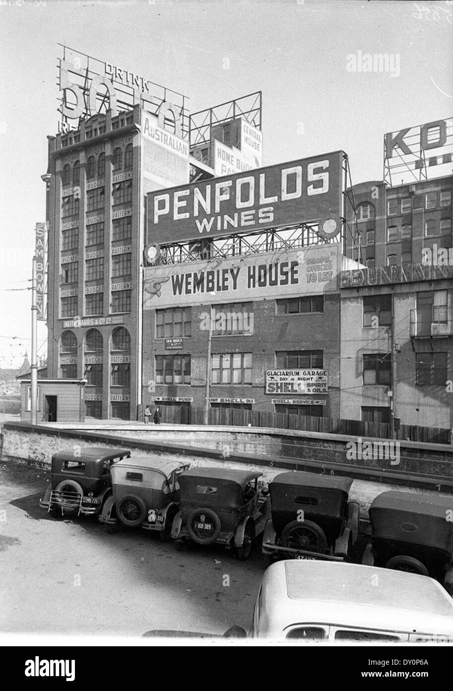 Ein Vintage-Foto aus der Zeit um 1934, das die Glaciarium Garage in der Little Regent Street in Sydney zeigt. Das Bild zeigt das historische Gebäude, die Autos und die Schilder aus dieser Zeit. Stockfoto