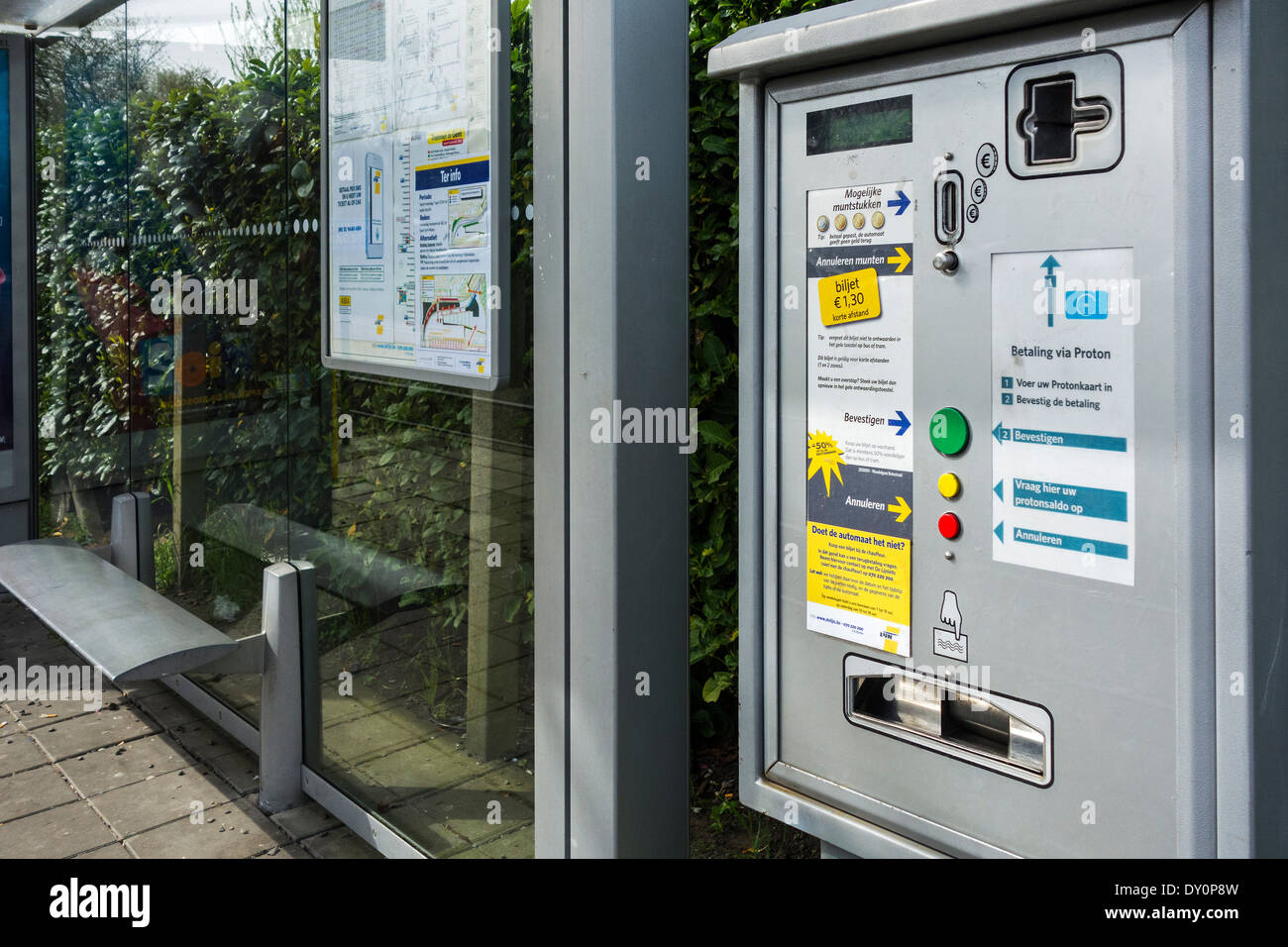 Automatisierte Fahrkartenautomat an Straßenbahnhaltestelle / Bushaltestelle der flämischen Transportunternehmen / Vlaamse Vervoersmaatschappij De Lijn, Belgien Stockfoto