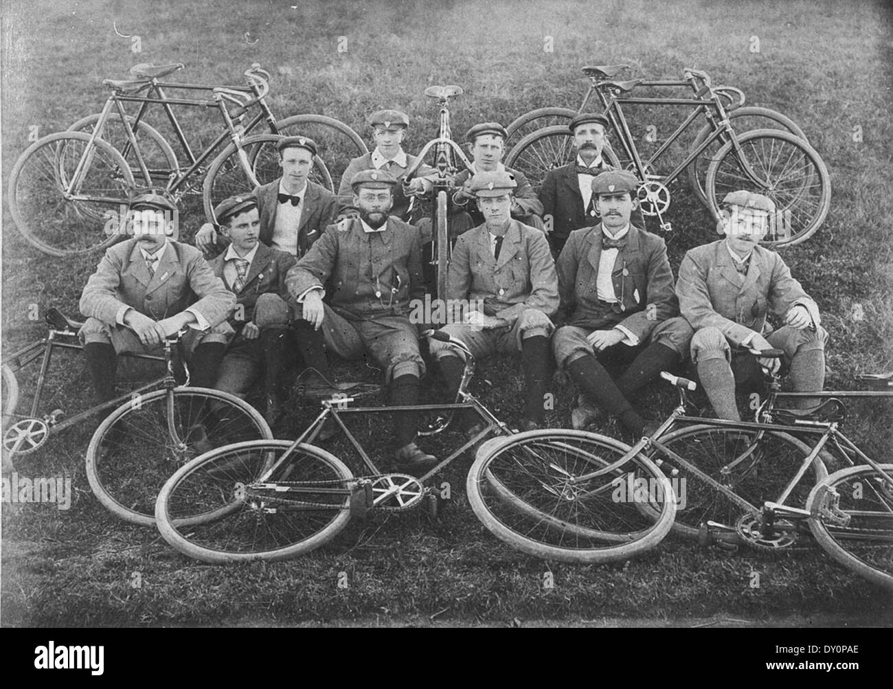 Dieses Foto aus dem Jahr 1899 zeigt Mitglieder des Palace Emporium Bicycle Club in Sydney und zeigt die Fahrer der Jahrhunderte, die sich auf Langstrecken-Radtouren begeben. Es spiegelt die Popularität des Radsports im späten 19. Jahrhundert wider. Stockfoto