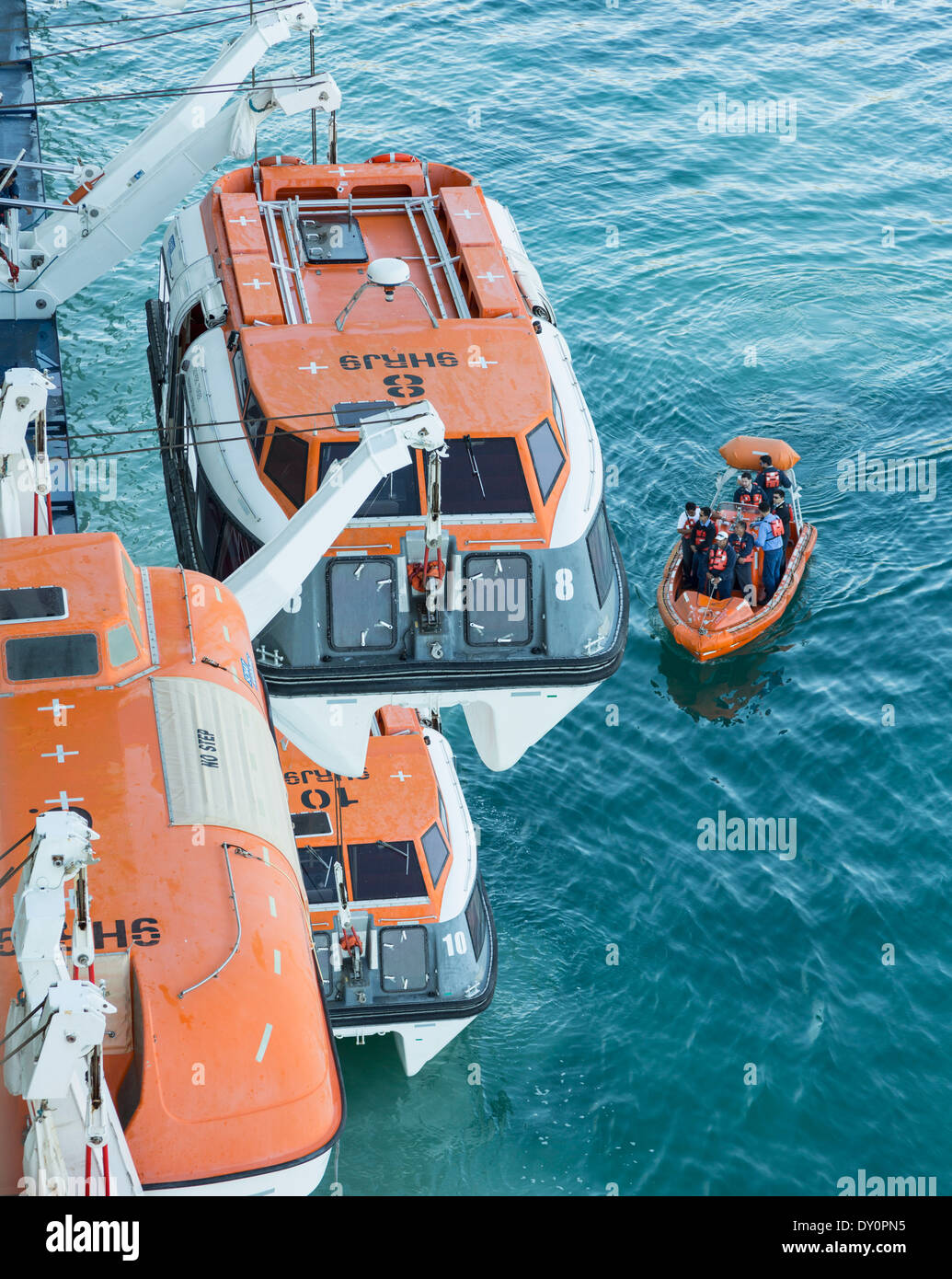 Rettungsboot ins Meer von einem Kreuzfahrtschiff gesenkt Stockfoto