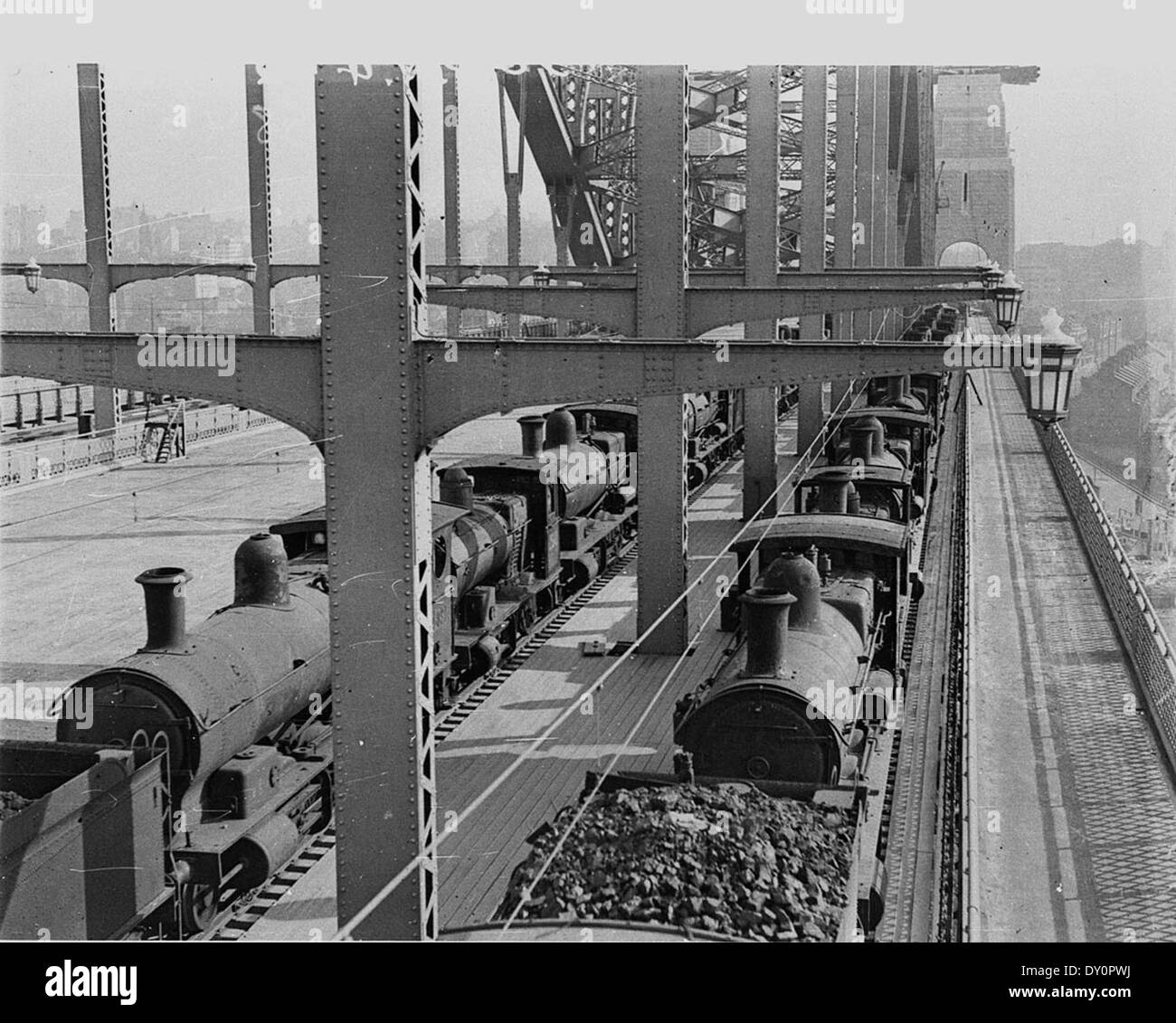 Im Februar 1932 wurden fünfzig Dampflokomotiven über die Westseite der Sydney Harbour Bridge für Lasttests eingesetzt. Dieses historische Foto von Ted Hood fängt den Moment ein und zeigt die technische Stärke der Brücke in ihren frühen Jahren. Stockfoto
