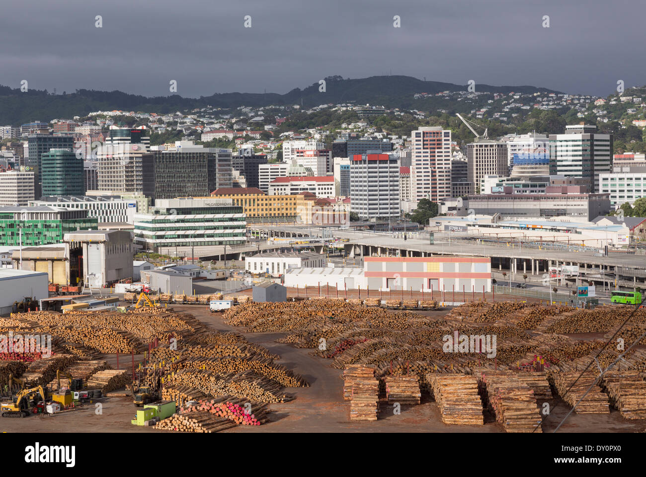 Wellington, Neuseeland - Innenstadt von Hochhäusern und Bürogebäuden mit Holz bei der Hafen für den export Stockfoto