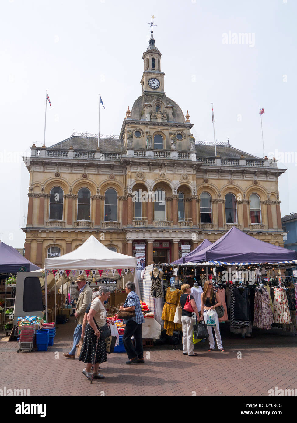 Ipswich Marktstände Cornhill vor dem Rathaus Gebäude, Suffolk England UK. Stockfoto
