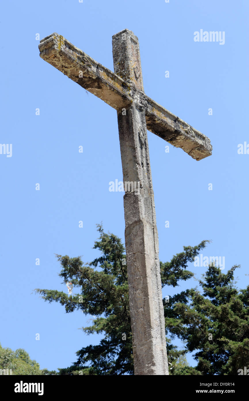Steinkreuz an der Spitze des Cerro De La Cruz über Antigua.  Antigua Guatemala, Republik Guatemala. Stockfoto