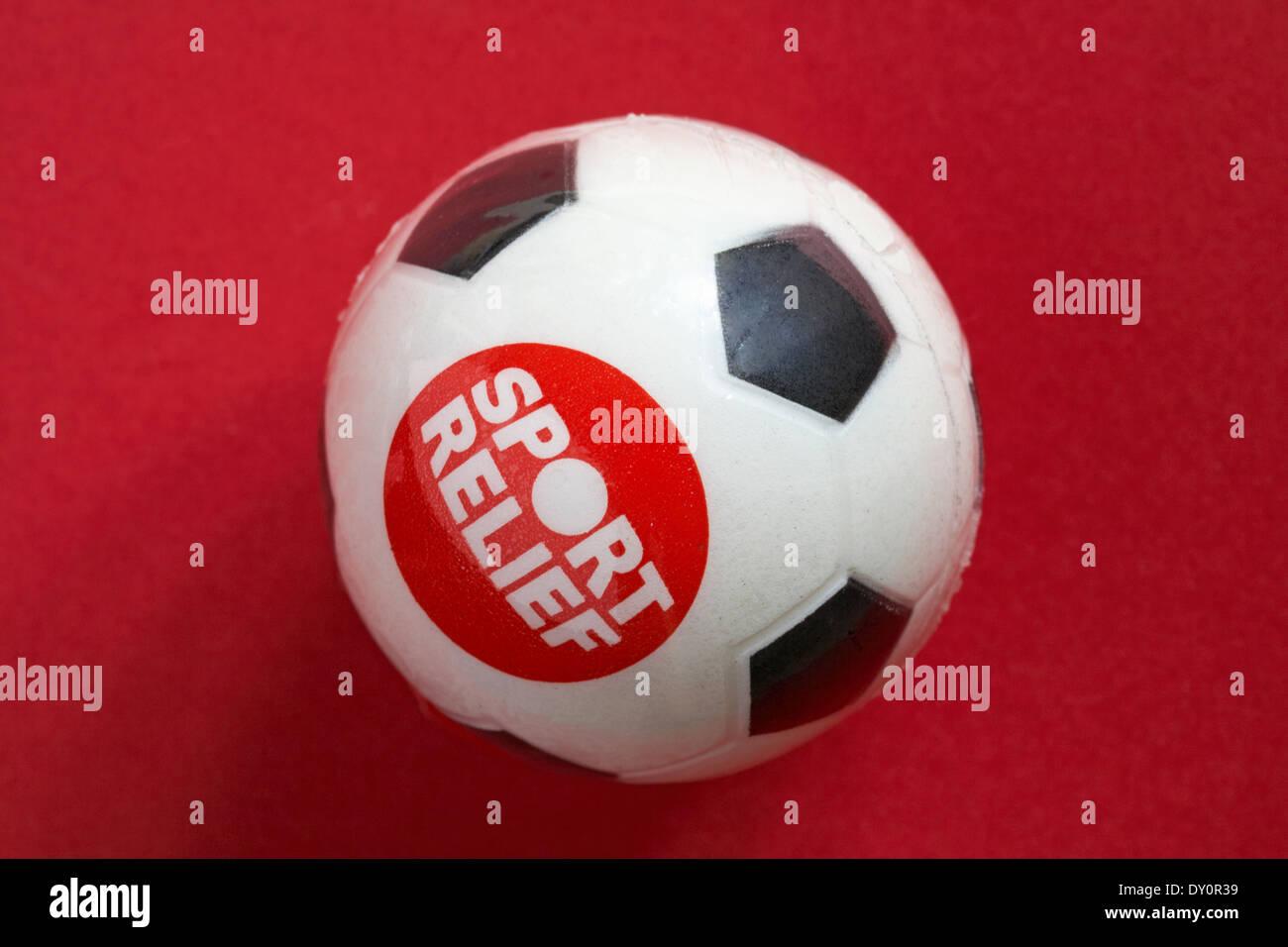 Sport Relief Kugel auf rotem Hintergrund isoliert Stockfoto
