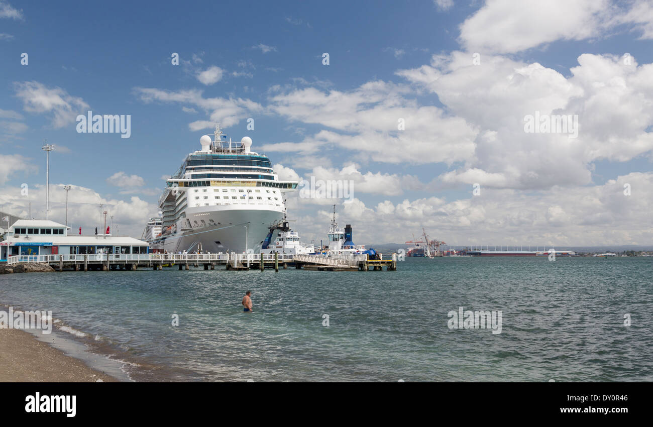 Bucht und Hafen in Tauranga, Neuseeland mit Kreuzfahrtschiff Celebrity Solstice Wharf angedockt Stockfoto