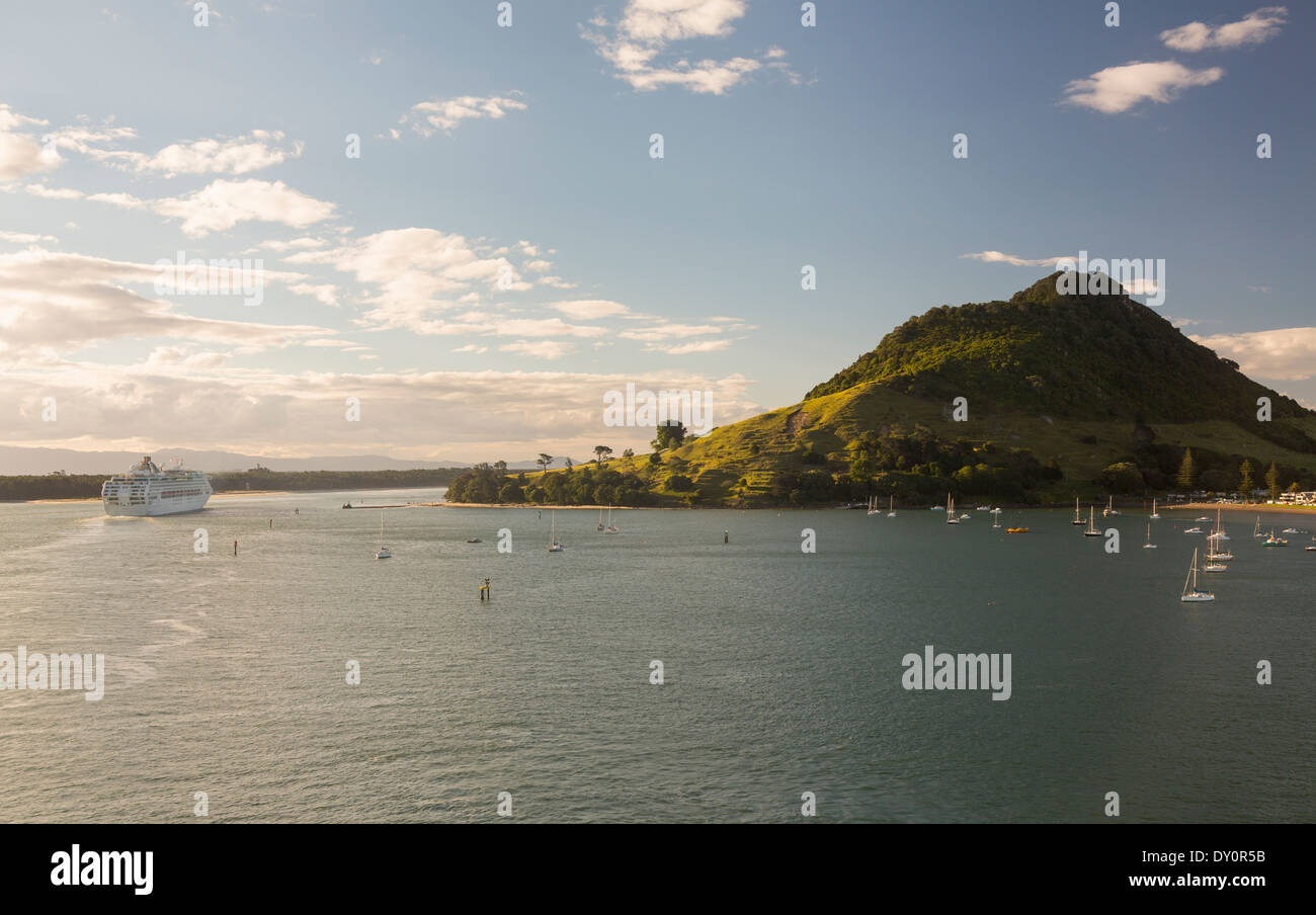 Tauranga, Neuseeland - Kreuzfahrtschiff verlassen der Bay of Plenty bei Sonnenuntergang Stockfoto