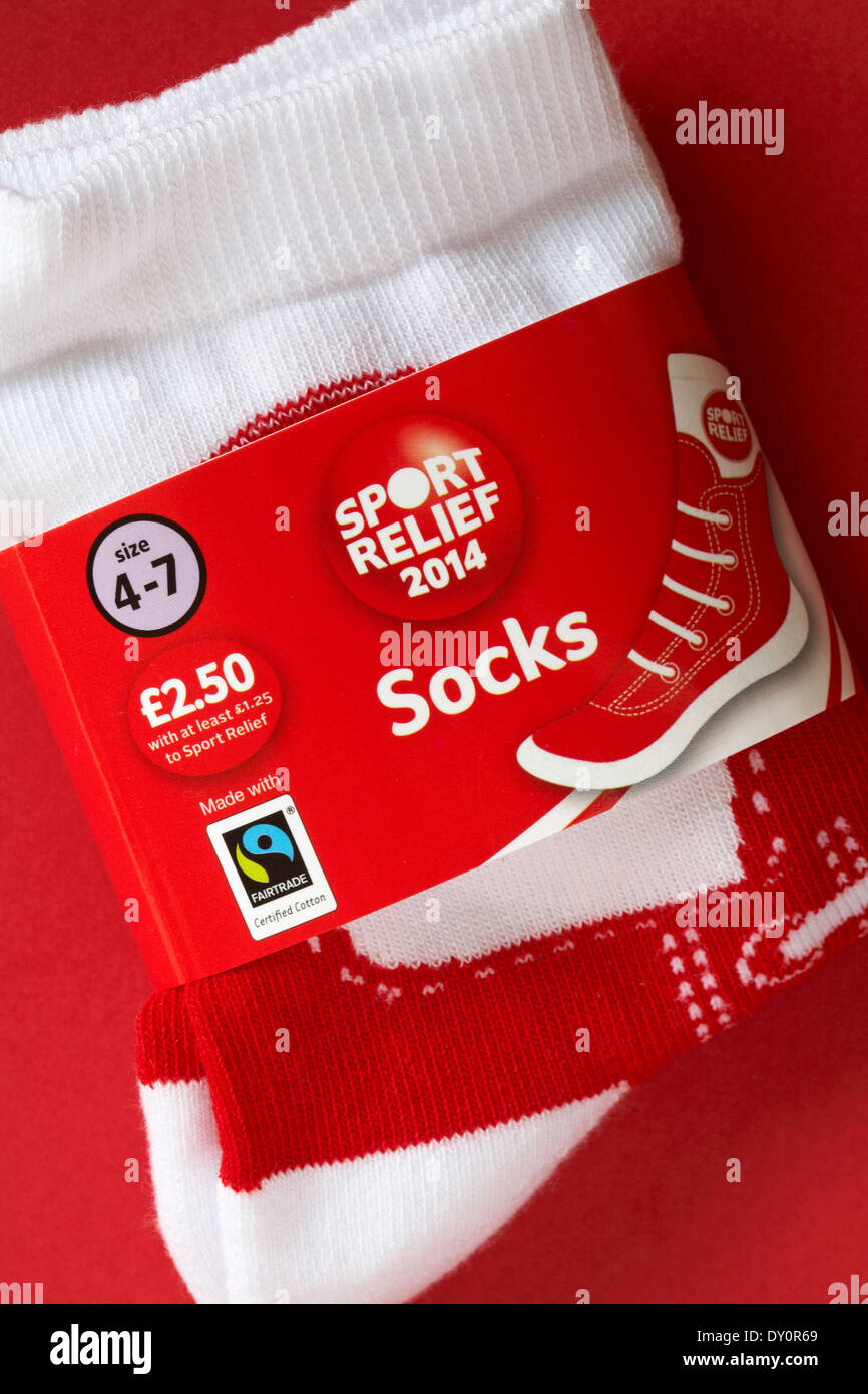 paar von roten und weißen Sport Relief 2014 Socken auf rotem Grund Stockfoto