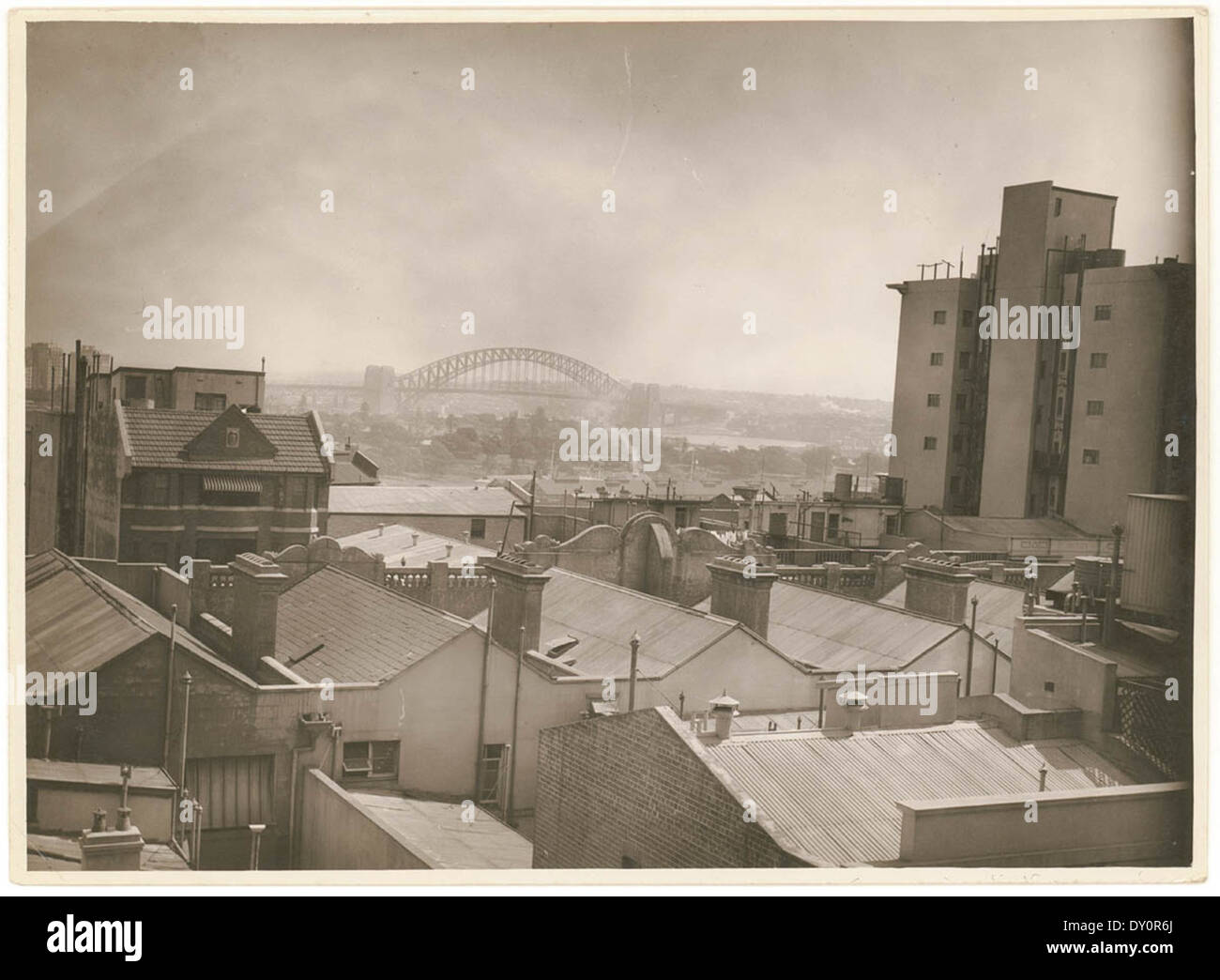 [Blick über die Dächer von Potts Point zur Harbour Bridge], nach März 1932, von Sam Hood Stockfoto