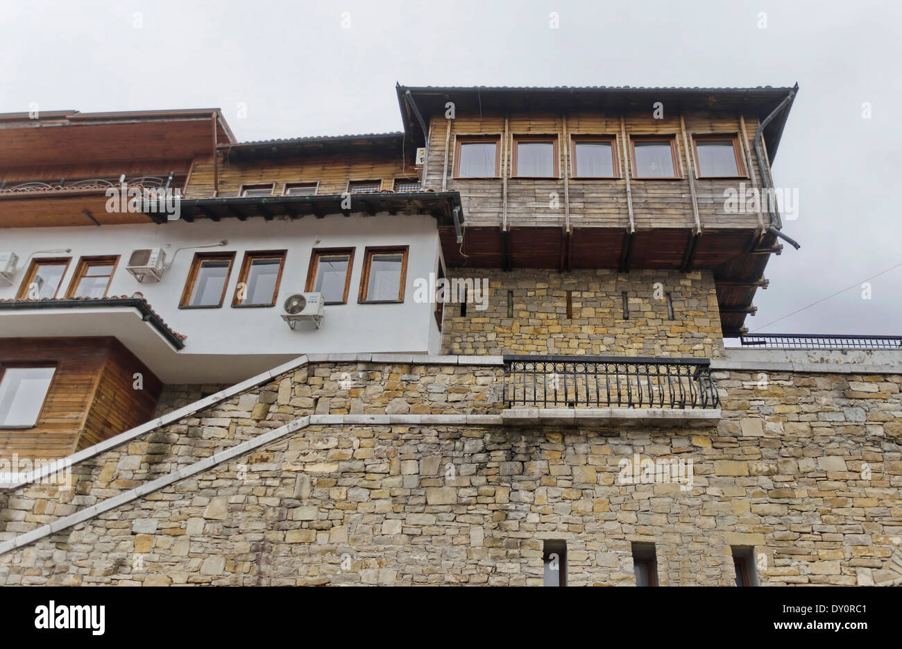 Ein Wohnviertel der authentischen alten bulgarischen Häuser in der Stadt Veliko Tarnovo, Bulgarien Stockfoto