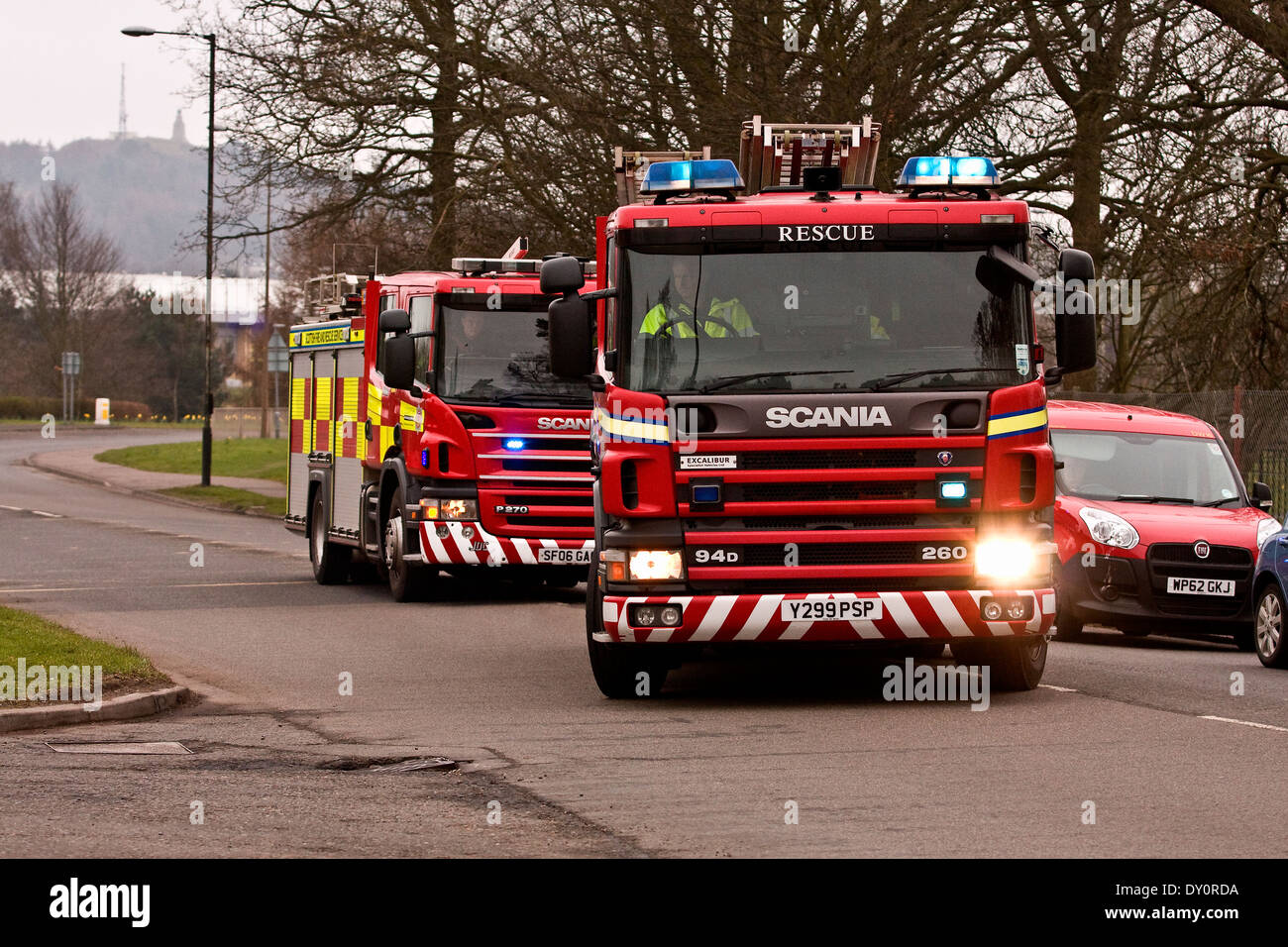 Feuerwehrautos drehen in der Feuerwache MacAlpine Straße mit Sirenen und Blaulicht in Dundee, Großbritannien Stockfoto