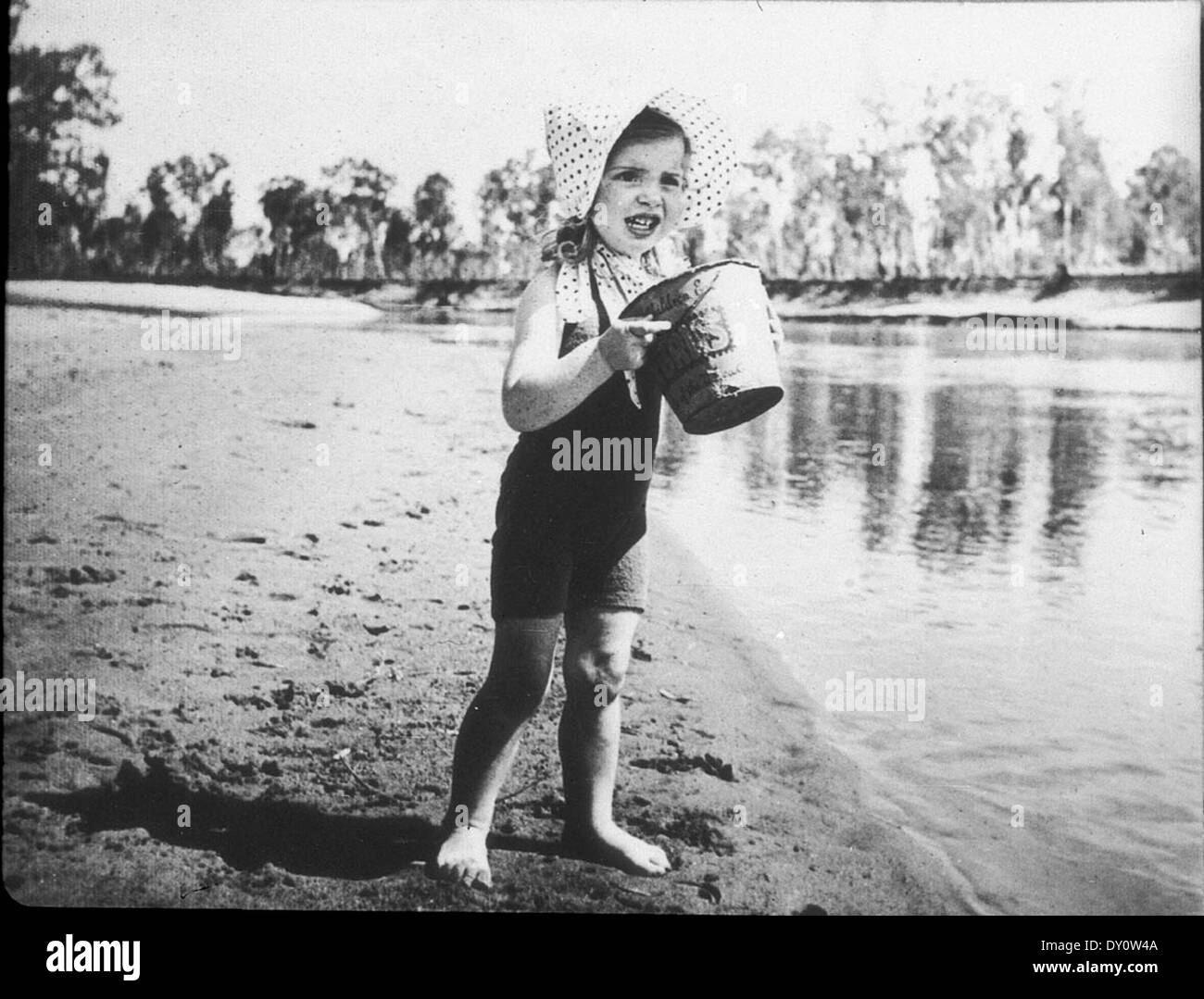 Mädchen (Meredith Binns) auf dem Murray River. Die Schaufel wirbt "Vita Brits". 'Dad verwendet sie als Weihnachtskarte "Sunbonnet Baby''. (Gesprochen von Phyllis Collie 5.12.88) - Cobram, VIC, C. 1939 von Gordon Binns Stockfoto