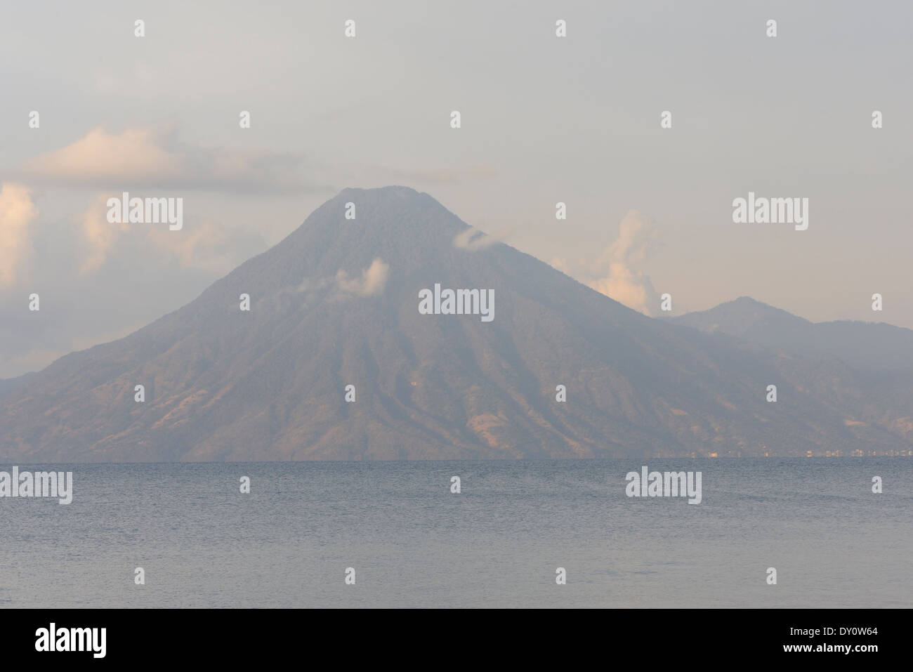 Atitlan See Lago Panajachel Vulkan Vulkan San Pedro la Laguna frühen Morgendämmerung sehen Guatemala Barndigital Stockfoto